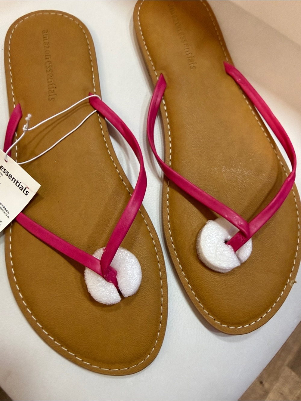 Amazon Essentials Hot Pink Strap Tan Footbed Thong Sandals - Picture 4 of 5